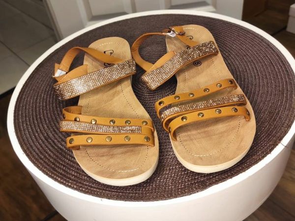 Clarks sandals hotsell size 4