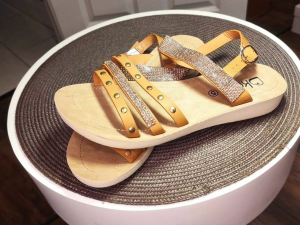 Naot gold sandals hot sale