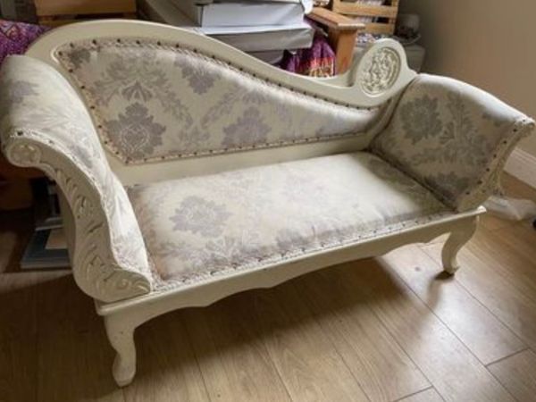 Shabby chic store chaise