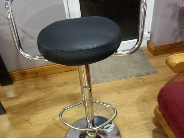 Done deal store bar stools