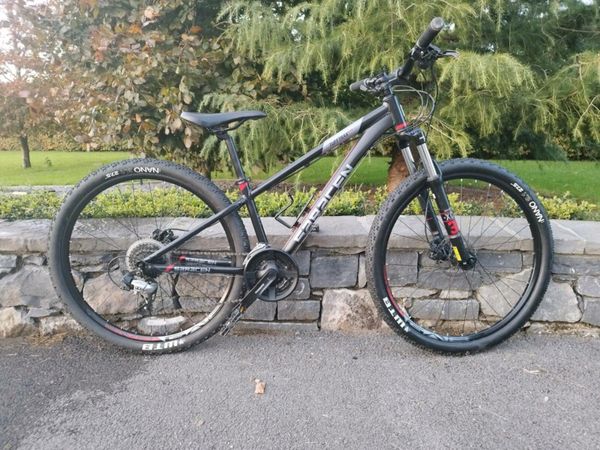 Saracen hardtail mountain sales bike