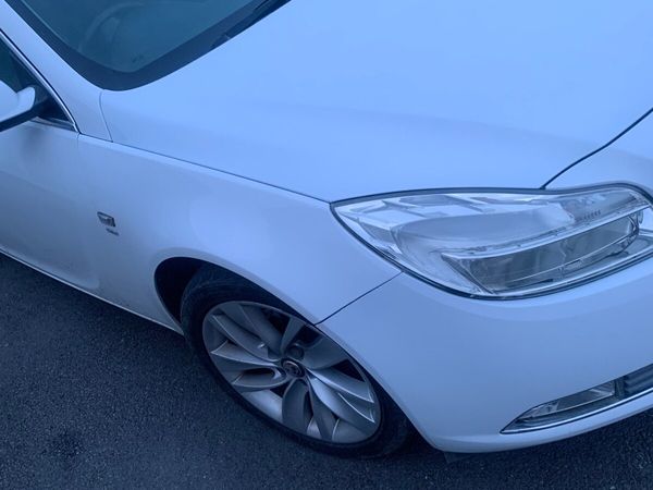 Vauxhall Insignia Hatchback, Diesel, 2013, White