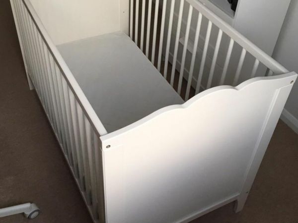 Ikea hensvik hot sale cot