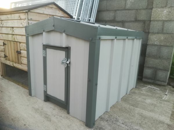 Metal insulated 2024 dog house