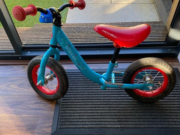 Apollo wizzer best sale balance bike 10