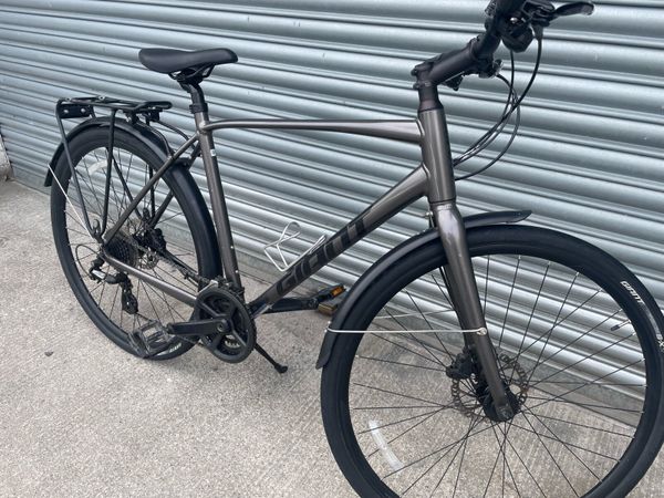 Giant escape 2 discount disc hybrid bike 2019