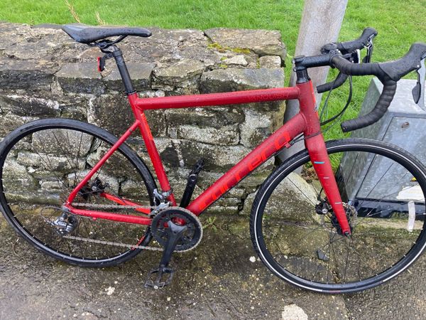 Red carrera road store bike