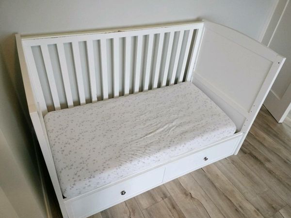 Mamia hotsell cot bed