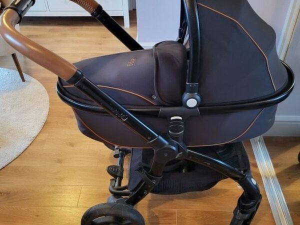 Egg pram shop black and tan