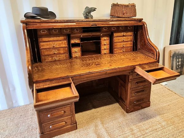 Oak on sale crest desk