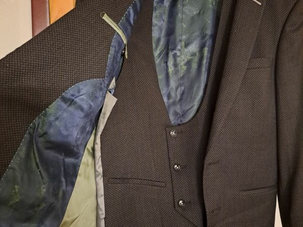 Done deal occasion wear store