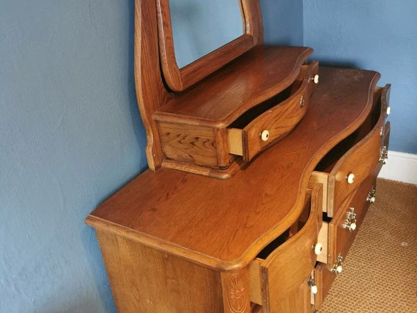 Done deal store dressing table