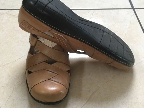 Clarks leather sandals (fits 7)