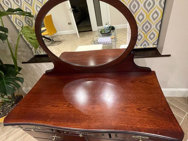 Done deal store dressing table