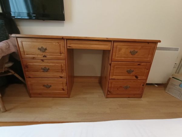 Done deal store dressing table