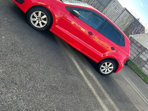 Volkswagen Polo Hatchback, Petrol, 2011, Red