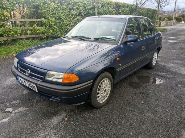 Opel Astra Saloon, Petrol, 1994, Blue