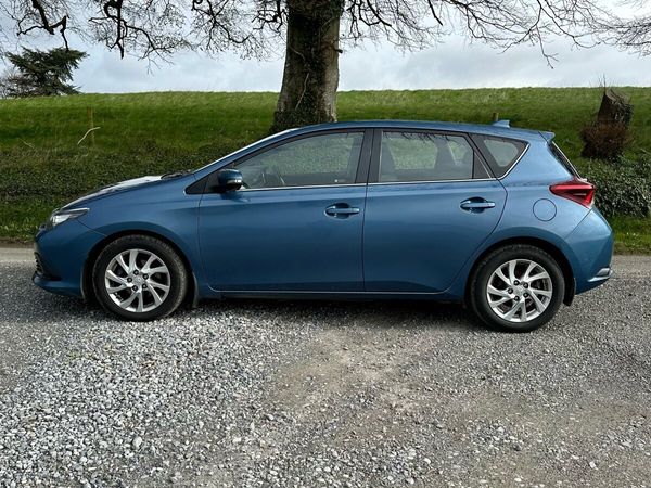 Toyota Auris Hatchback, Diesel, 2017, Blue