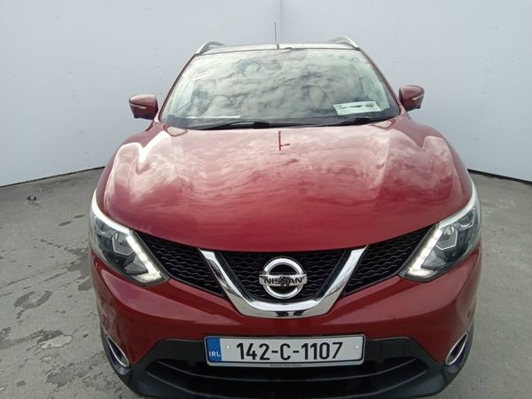 Nissan Qashqai MPV, Petrol, 2014, Red