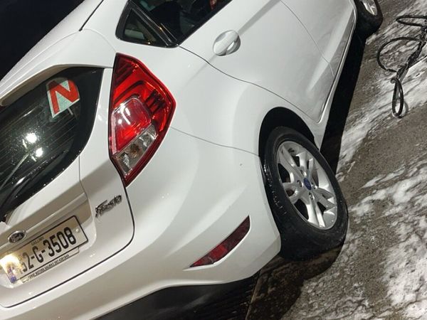 Ford Fiesta Hatchback, Diesel, 2015, White
