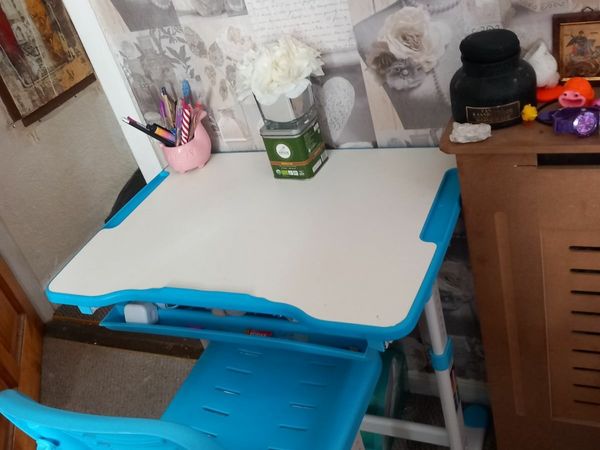 Children's crayon table and chairs online