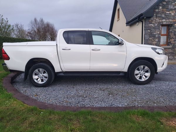 Toyota Hilux Pick Up, Diesel, 2016, White