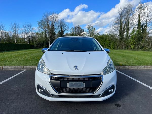 Peugeot 208 Hatchback, Petrol, 2016, White