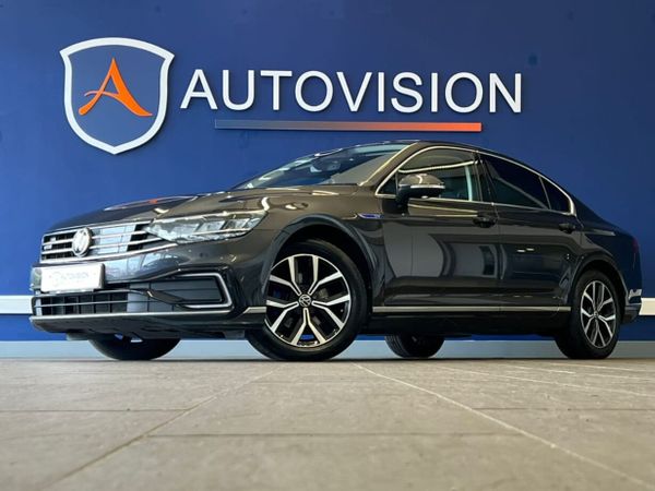 Volkswagen Passat Saloon, Petrol Hybrid, 2022, Grey