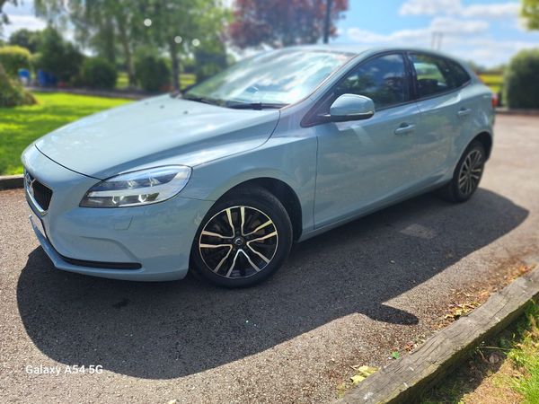 Volvo V40 Hatchback, Petrol, 2019, Blue