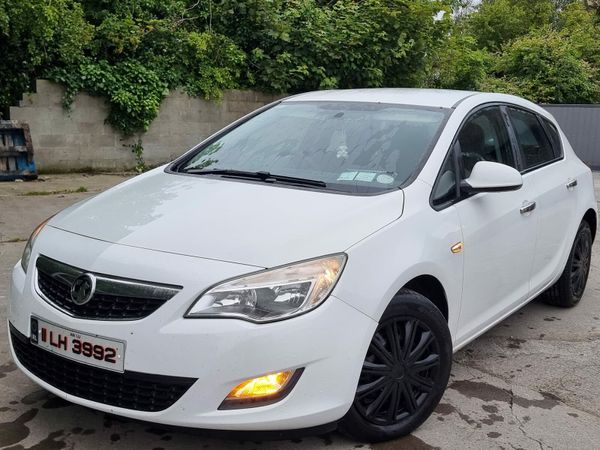 Vauxhall Astra Hatchback, Diesel, 2011, White