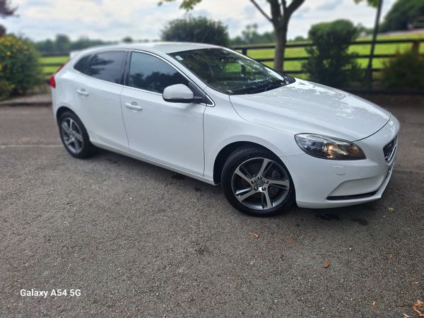 Volvo V40 Hatchback, Diesel, 2016, White