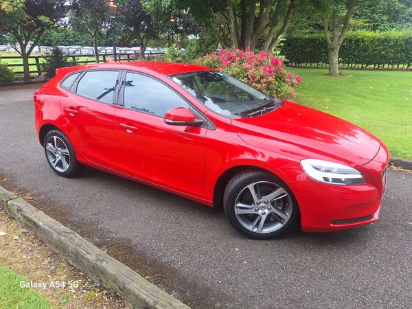 Volvo V40 Hatchback, Diesel, 2017, Red