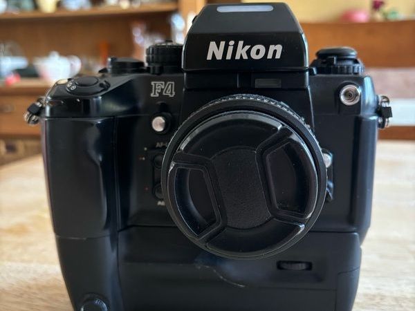 Nikon F4 MB-21 TOKINA たたき込む AT-X28-70