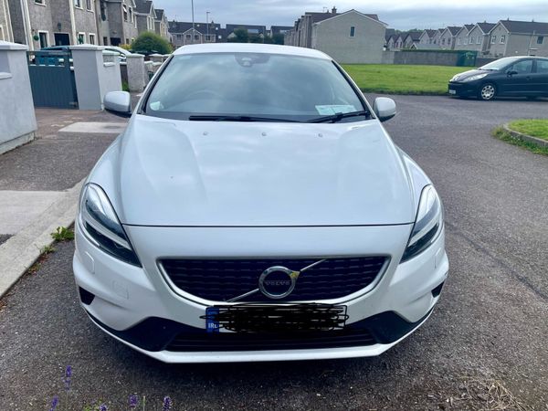 Volvo V40 Hatchback, Petrol, 2019, White