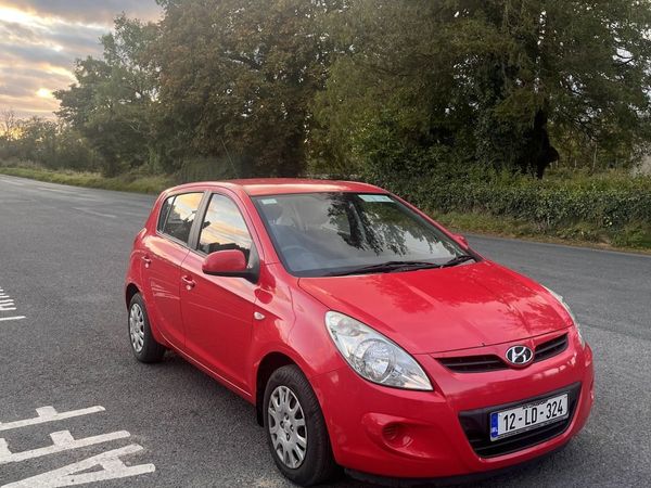 Hyundai i20 Hatchback, Petrol, 2012, Red