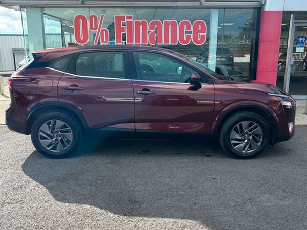 Nissan Qashqai MPV, Petrol, 2022, Red