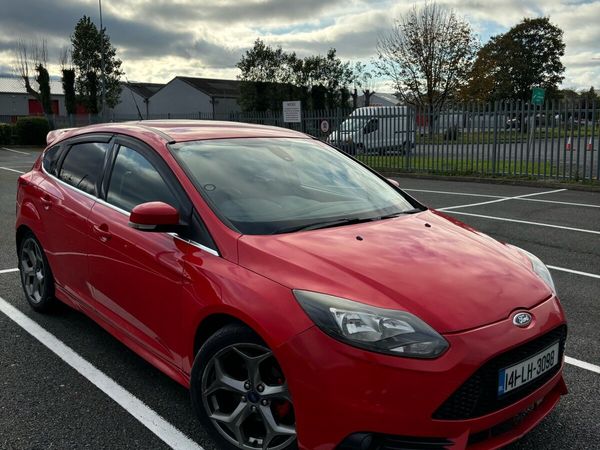 Ford Focus Hatchback, Petrol, 2014, Red