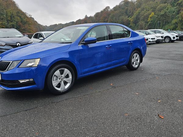 Skoda Octavia Hatchback, Petrol, 2019, Blue