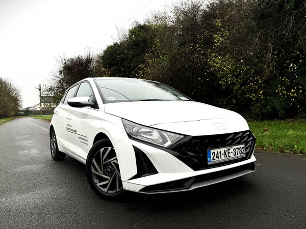 Hyundai i20 Hatchback, Petrol, 2024, White