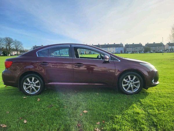 Toyota Avensis Saloon, Diesel, 2012, Red