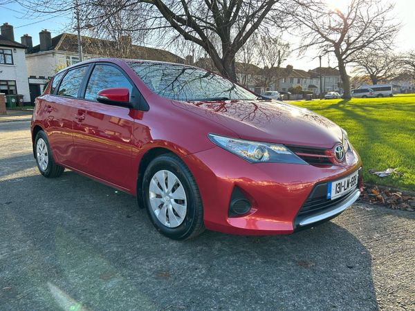 Toyota Auris Hatchback, Petrol, 2013, Red