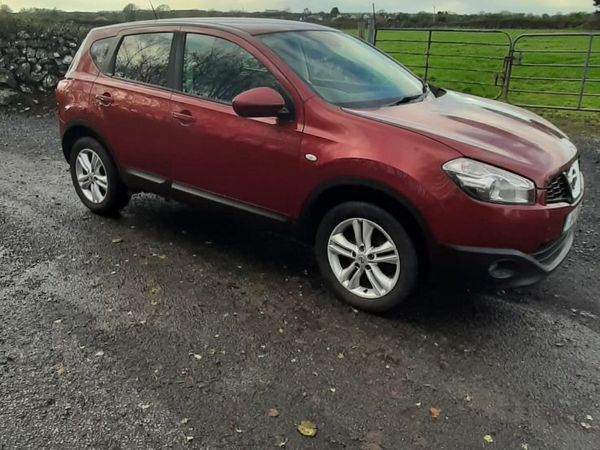 Nissan Qashqai Hatchback, Diesel, 2011, Red