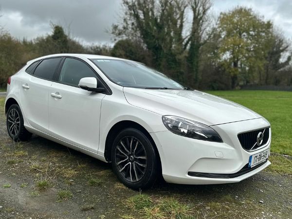 Volvo V40 Hatchback, Diesel, 2017, White