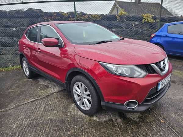 Nissan Qashqai Hatchback, Diesel, 2015, Red