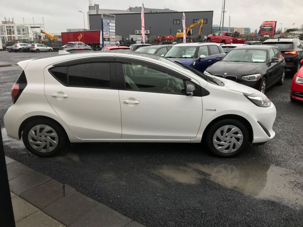Toyota Aqua Hatchback, Petrol Hybrid, 2018, White