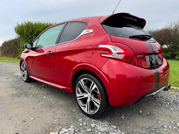 Peugeot 208 Hatchback, Petrol, 2014, Red