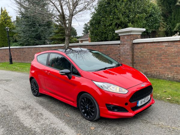 Ford Fiesta Hatchback, Petrol, 2016, Red