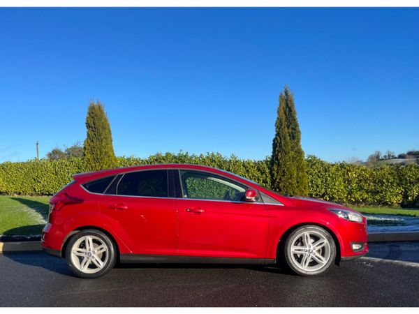 Ford Focus Hatchback, Petrol, 2015, Red