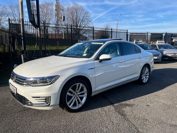 Volkswagen Passat Saloon, Petrol Plug-in Hybrid, 2017, White