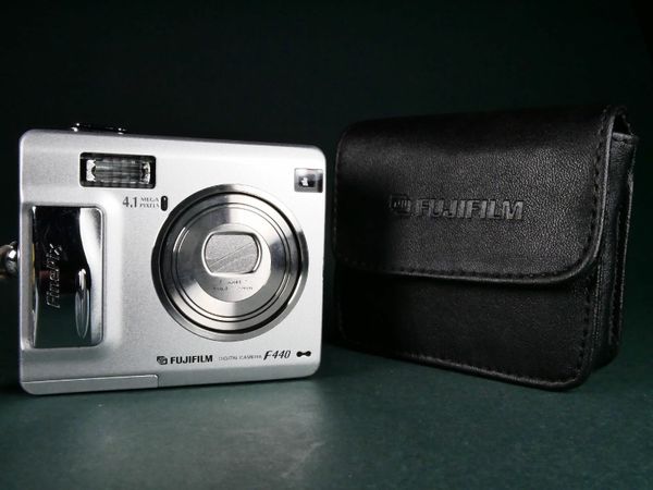 [美品]FUJIFILM FinePix F440 Fujifilm FinePix F440 and F450 Zoom: Digital Photography Review